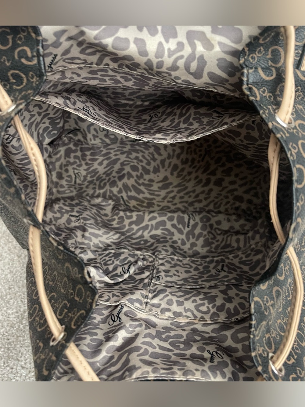 Guess drawstring Backpack - Picture 3 of 6